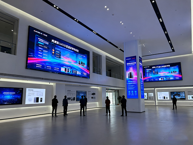 成都LED顯示屏應用指南：商鋪門頭/會議大屏/舞臺租賃如何選？- 場景方案全解析